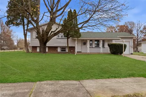 227 Greeley Ln, Youngstown, OH 44505