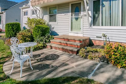 29815 Phillips Ave, Wickliffe, OH 44092 photo 3