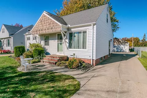 29815 Phillips Ave, Wickliffe, OH 44092 photo 2