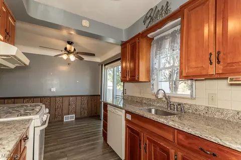 29815 Phillips Ave, Wickliffe, OH 44092 photo 11