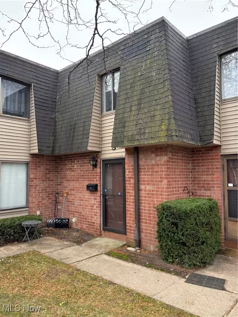 216 Moore Rd, Avon Lake, OH 44012