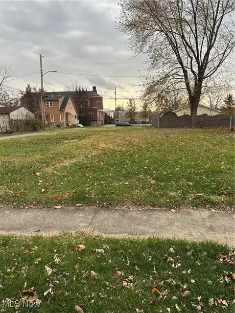 416 13th St, Elyria, OH 44035 photo 2
