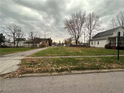 416 13th St, Elyria, OH 44035