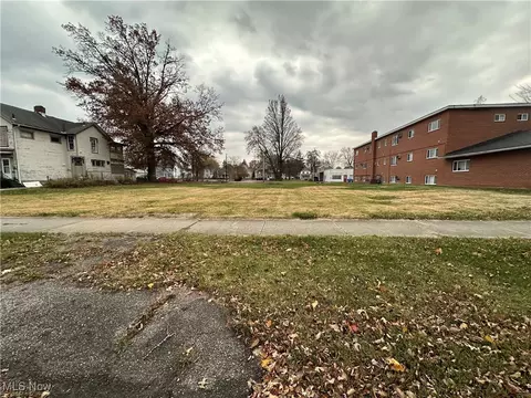 230 4th St, Elyria, OH 44035 photo 2