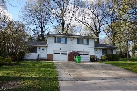 2055-2059 Bryn Mawr Dr, Stow, OH 44224