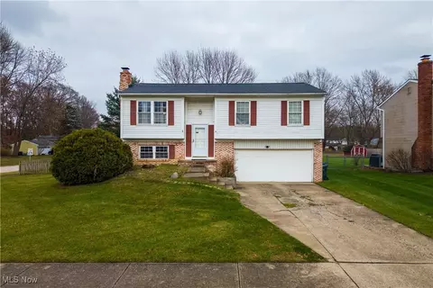8574 Fairlane Dr, Olmsted Twp, OH 44138