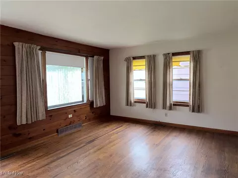 Living - 1651 W 3rd St, Ashtabula, OH 44004 photo 2 of 3