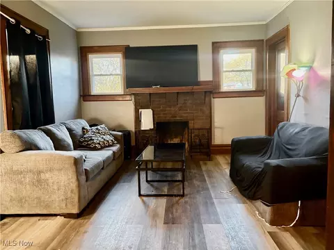 89 W York St, Akron, OH 44310 photo 3