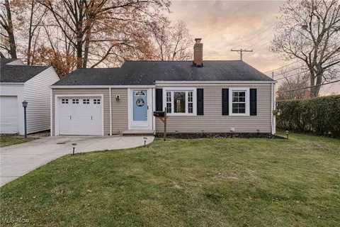 1608 Curry Dr, Lyndhurst, OH 44124