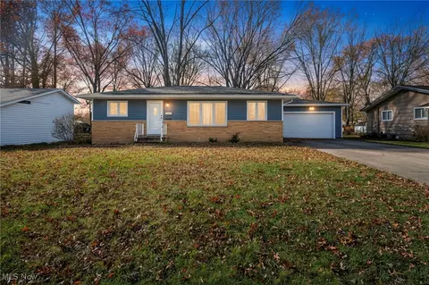 6706 Crestwood Ln, Olmsted Twp, OH 44138