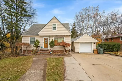 4649 Pelham Dr, Brooklyn, OH 44144