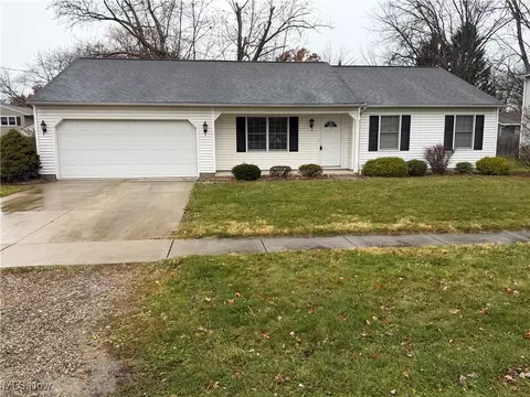 762 Maplewood Ave, Sheffield Lake, OH 44054