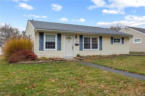 865 Oakwood Dr, Elyria, OH 44035