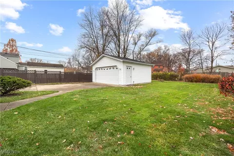 Exterior - 988 Valley Blvd, Elyria, OH 44035 photo 7 of 9