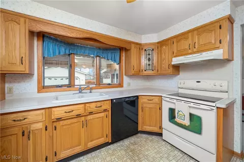 Kitchen - 988 Valley Blvd, Elyria, OH 44035 photo 3 of 3