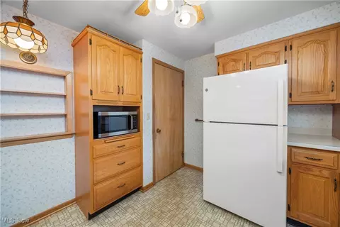 Kitchen - 988 Valley Blvd, Elyria, OH 44035 photo 2 of 3