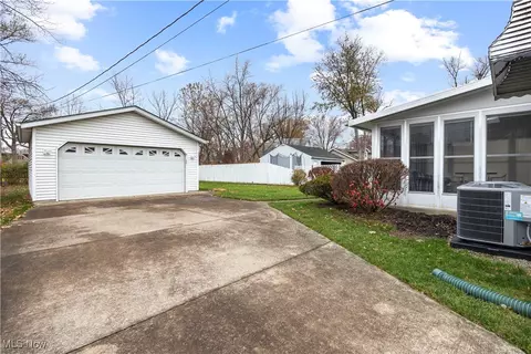Exterior - 988 Valley Blvd, Elyria, OH 44035 photo 4 of 9