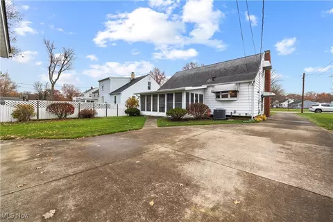 Exterior - 988 Valley Blvd, Elyria, OH 44035 photo 5 of 9