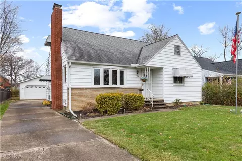 Exterior - 988 Valley Blvd, Elyria, OH 44035 photo 8 of 9