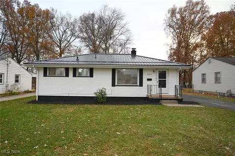 3325 Sunnybrooke Dr, Youngstown, OH 44511