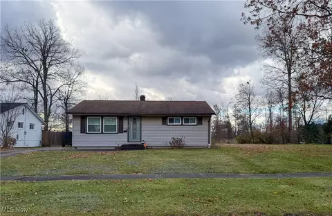 2001 Parkwood Dr NW, Warren, OH 44485