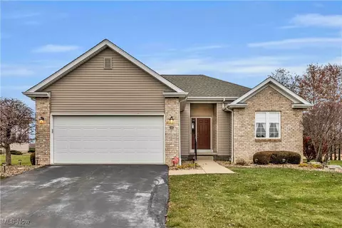12 Danbury Ct NW, Warren, OH 44481