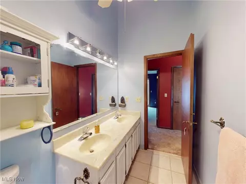Bath - 2915 Millgate Dr, Willoughby Hills, OH 44094 photo 4 of 4