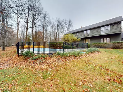 Exterior - 2915 Millgate Dr, Willoughby Hills, OH 44094 photo 3 of 6
