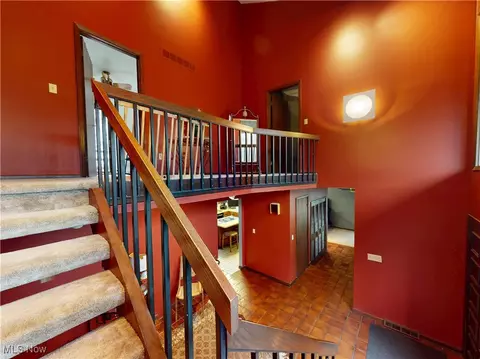 Entry Way - 2915 Millgate Dr, Willoughby Hills, OH 44094 photo 4 of 6