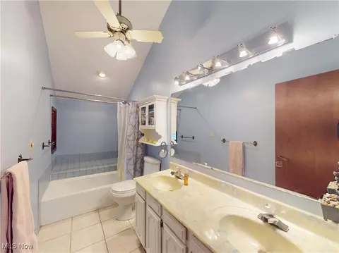 Bath - 2915 Millgate Dr, Willoughby Hills, OH 44094 photo 3 of 4