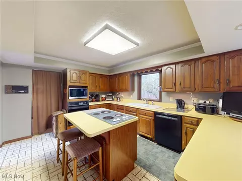 Kitchen - 2915 Millgate Dr, Willoughby Hills, OH 44094 photo 4 of 5