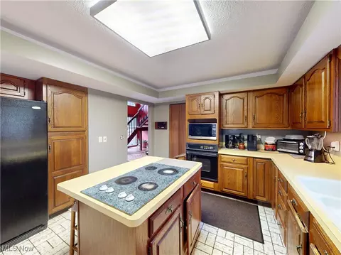 Kitchen - 2915 Millgate Dr, Willoughby Hills, OH 44094 photo 3 of 5