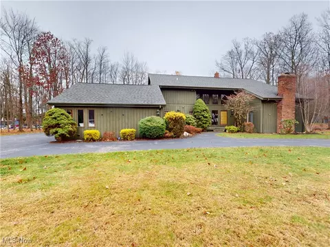 Exterior - 2915 Millgate Dr, Willoughby Hills, OH 44094 photo 2 of 6