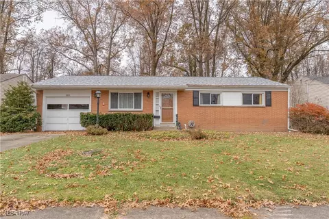 2835 Crestwood Dr NW, Warren, OH 44485