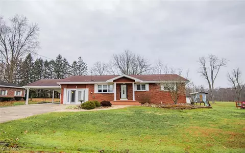 171 Veto Cir, Belpre, OH 45714