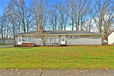3241 Lynwood Dr NW, Warren, OH 44485