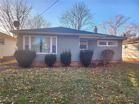 6574 Mandalay Dr, Parma Heights, OH 44130