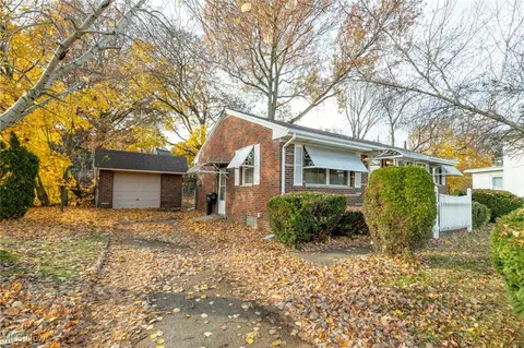 1074 N Main St, Akron, OH 44310