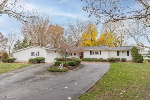 5311 Peninsula Dr NW, Canton, OH 44718