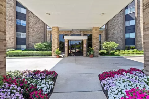 2202 Acacia Park Dr #2208, Lyndhurst, OH 44124