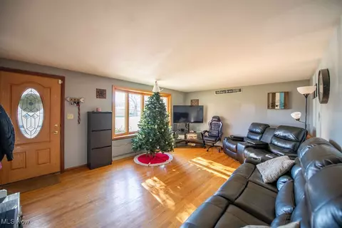 Living - 827 E 4th St, Dover, OH 44622 photo 1 of 4