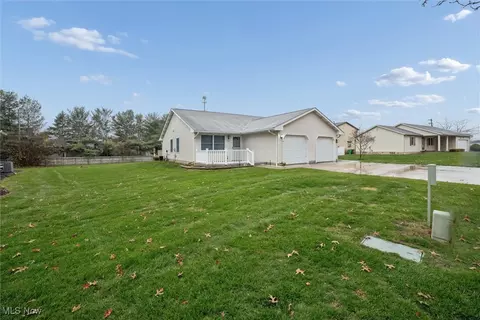 202 W Heatherwood Dr, Barberton, OH 44203