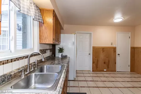 2572 W Center St, Ashtabula, OH 44004 photo 9