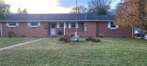 821 Boulevard Dr, Belpre, OH 45714