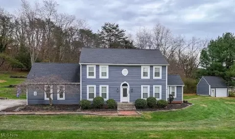 1310 Oxbow Rd, Belpre, OH 45714