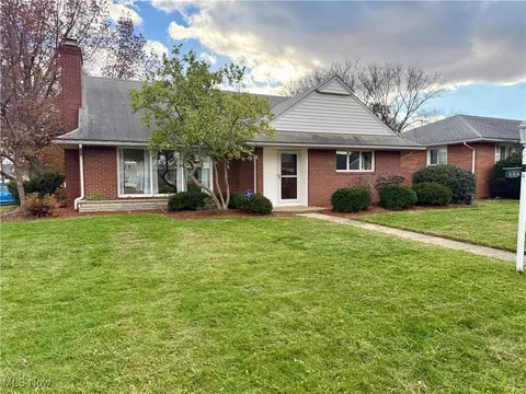 702 35th St NW, Canton, OH 44709