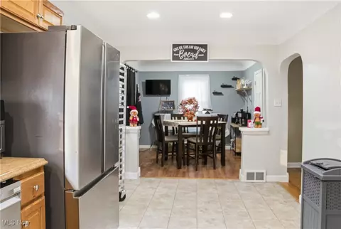 Entry Way - 227 Shields Rd, Boardman, OH 44512 photo 1 of 2