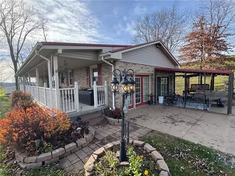 69142 Woods Rd, Bridgeport, OH 43912