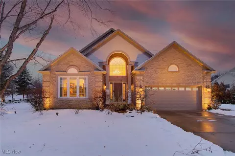 471 Troubadour Dr, Sagamore Hills, OH 44067