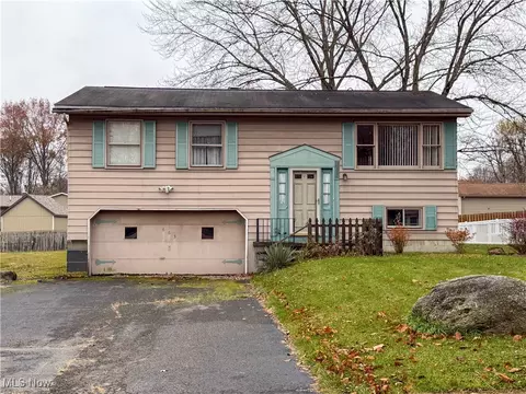 663 Meadowland Dr, Hubbard, OH 44425